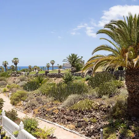 Luxury Seaside Retreat דירה *