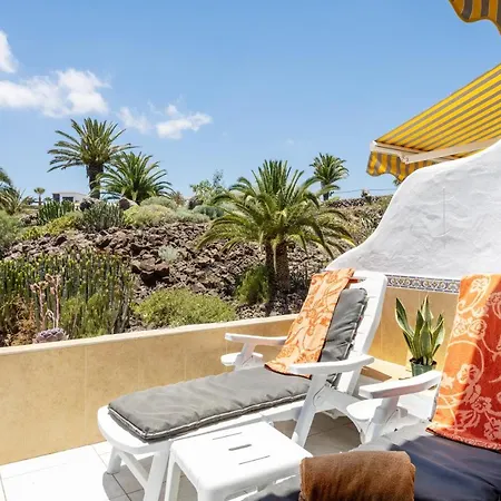 Luxury Seaside Retreat דירה *