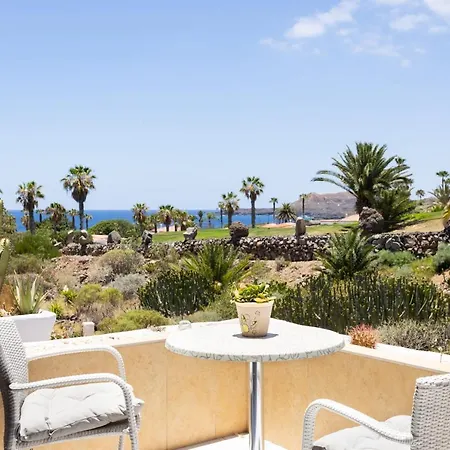 Luxury Seaside Retreat דירה