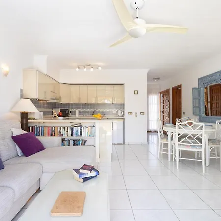 דירה Luxury Seaside Retreat *