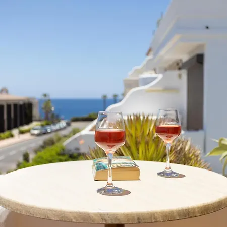 Luxury Seaside Retreat דירה *