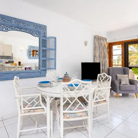 Luxury Seaside Retreat דירה *